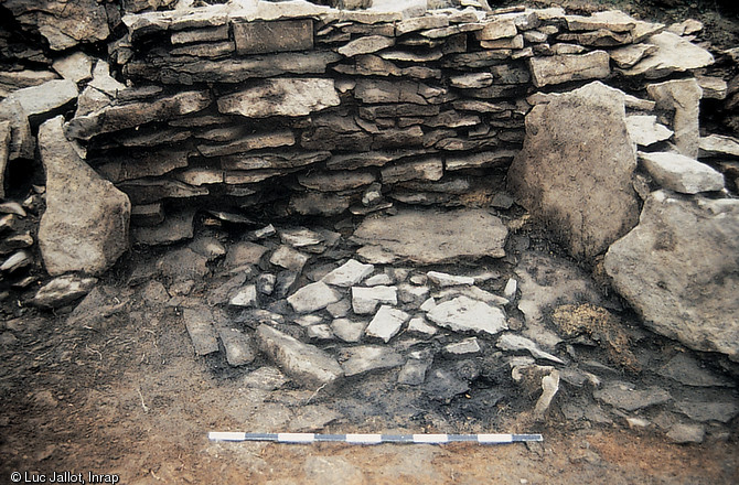 Maison en pierre sèche du site de Jas del Biau à Millau (Aveyron), datée de 3400 avant notre ère.  De plan quadrangulaire et entourée de zones de foyers, elle est à ce jour la plus ancienne maison en France construite selon cette technique. 