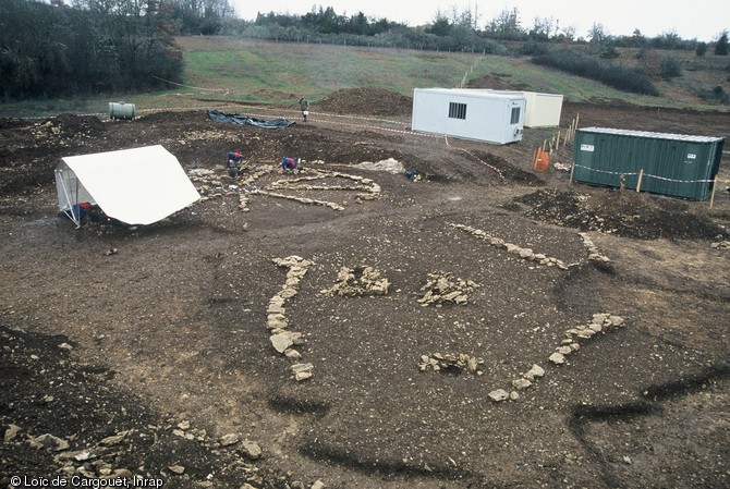 Vue générale du chantier du  Camp de l'église  à Flaujac-Poujols (Lot) avec au premier et à l'arrière plan deux tertres funéraires datés des VIe et Ve s. avant notre ère, 2002. 