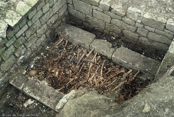Le caveau funéraire sud (XVIe-XVIIe s.) de l'église Saint-Jacques-aux-Nonnains à Troyes (Aube), 2004-2005.  Près de 160 individus y ont été enterrés. Toutes les classes d'âge sont représentées, avec une espérance de vie moyenne de 28 ans. 