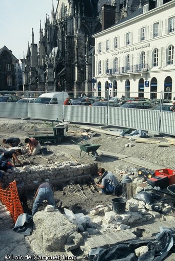 Le cimetière paroissial de l'église Saint-Jacques-aux-Nonnains à Troyes (Aube) en cours de fouille, 2004-2005.  La fouille s'est déroulée sur une surface d'environ 2500 m2 dans le cœur historique de Troyes. A l'arrière plan on peut observer la collégiale Saint-Urbain érigée au XIIIe s.