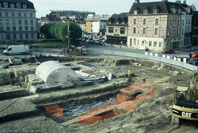 Vue générale de la fouille de la place de la Libération à Troyes (Aube) ,2004.  L'intervention a porté sur une surface d'environ 2500 m2 en plein centre-ville de Troyes, entre août 2004 et mars 2006. 