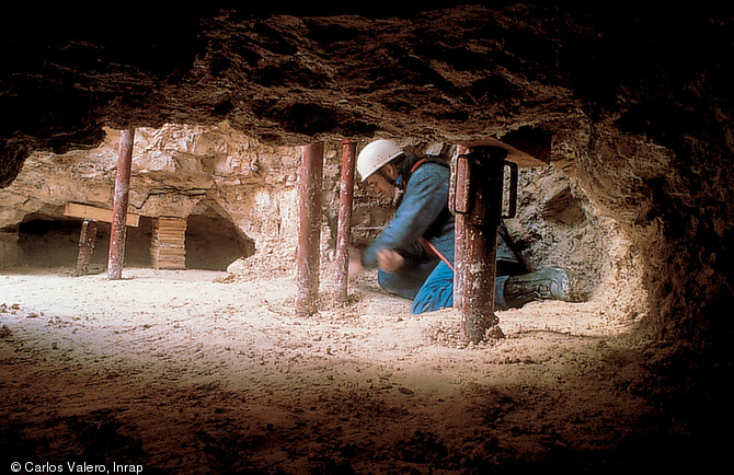 Chambres d'extraction du silex dans la minière de Jablines (Seine-et-Marne), qui témoignent des conditions de travail des mineurs néolithiques - et des archéologues modernes ! Fouille de Jablines, 1989-1990.