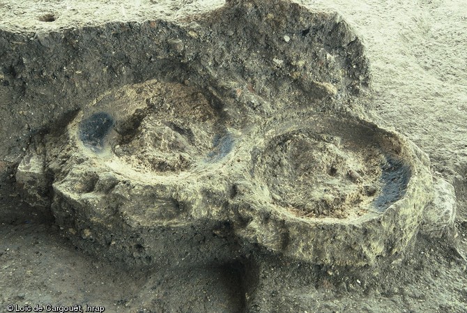 Moules de cloches en argile retrouvés in situ, dans leur fosse de fabrication (XIe-XIIe s.), Troyes (Aube), 2004-2005.  Une église abbatiale et cémétériale préromane érigée au Xe s. est agrandie au XIe s. : la nef est alors refaite et abrite une fosse de fabrication de moules à cloche. La taille et la composition des cloches ont pu être étudiées : une  archéologie du son  peut dès lors être envisagée. 