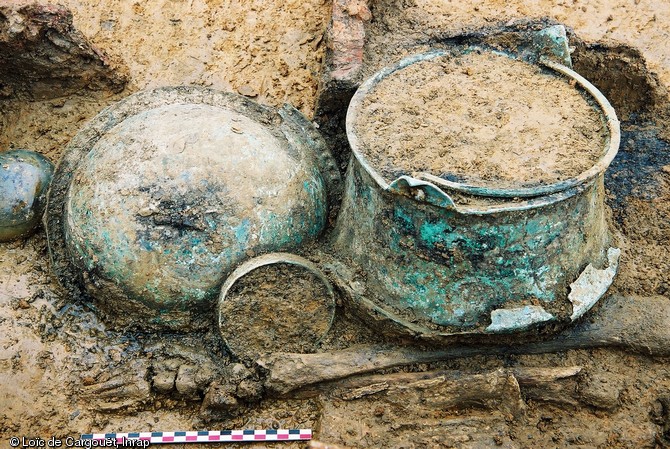 Vaisselle en bronze appartenant au mobilier funéraire d'une tombe de  chef franc , 525-550, Saint-Dizier (Haute-Marne), 2002.  Trois tombes ont été mises au jour au cours de cette opération. Elles abritaient les inhumations de deux hommes et d'une jeune femme. La richesse exceptionnelle du mobilier ainsi que les rites funéraires, semblent indiquer que tous trois étaient membres de l’élite franque. 