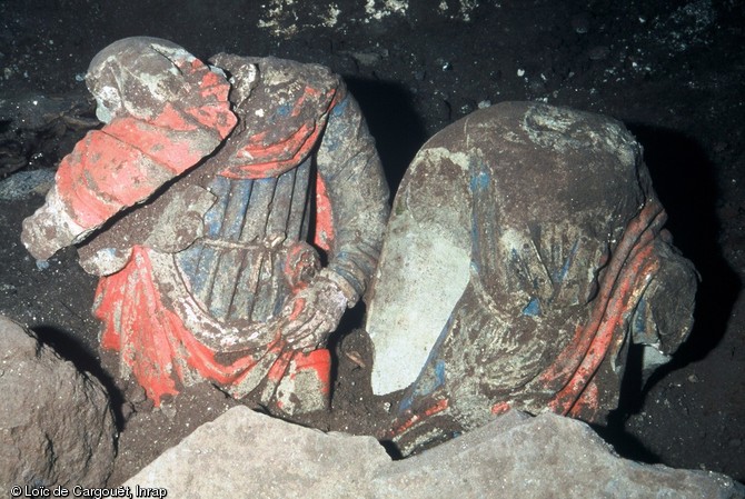 Découverte de deux statues datées du XVIe siècle, ou de la fin du XVe siècle dans l'église Saint-Félix, Landos (Haute-Loire), 2003.