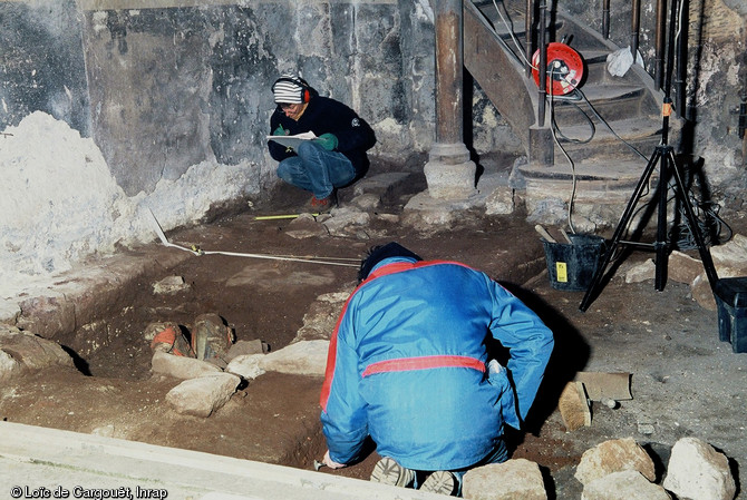 Fouille du sol de l'église Saint-Félix à Landos (Haute-Loire) en 2003. Au premier plan deux statues datant du XVe siècle en cours de découverte.