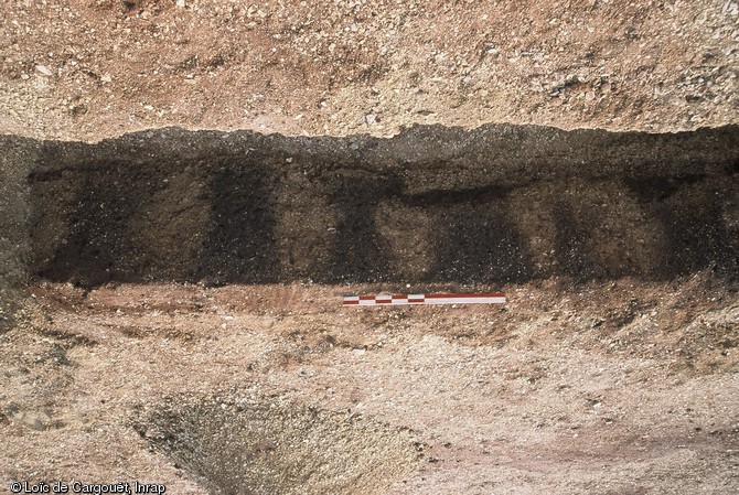 Détail des traces de poteaux maintenus dans la tranchée de palissade du Néolithique moyen mise au jour lors des fouilles effectuées sur la commune de Monéteau (Yonne) en 1999. 