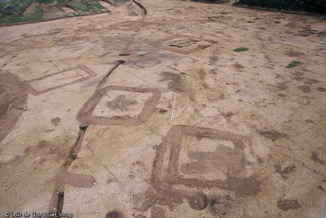 Vue de la tranchée de palissade néolithique recoupée par des enclos funéraires protohistoriques, Monéteau (Yonne), 1999. 