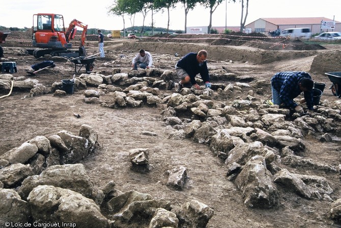 Fouille de la nécropole protohistorique (VIIIe-VIe s. avant notre ère) de Puisserguier (Hérault), 2003.  Parmi les 240 individus incinérés, une grande majorité sont des adultes, les plus jeunes gens sont relégués hors du cimetière. L'âge est donc un critère essentiel de distinction sociale, comme dans d'autres sociétés méditerranéennes à l'époque archaïque. 