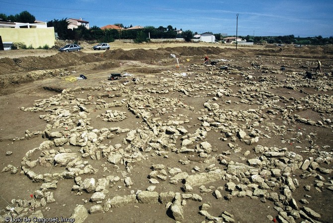 La zone orientale de la nécropole de Puisserguier (Hérault), VIIIe-VIe s. avant notre ère, 2003.   L'opération a mis au jour une vaste nécropole sur près de 3000 m2 abritant environ 240 individus : la majorité des tombes sont très semblables, ce qui suggère une population peu nombreuse et faiblement hiérarchisée.  