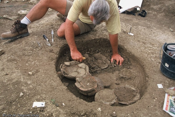 Fouille d'un dépôt funéraire, VIIe s. avant notre ère, nécropole de Puisserguier (Hérault), 2003.  Près de 220 sépultures à incinération ont été mises au jour sur une superficie d'environ 3000 m2. Le site présente un état de conservation exceptionnel. 