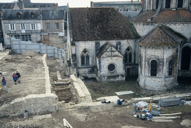 Vue générale de l'église et du chantier de fouille couvrant une période du IXe au XIVe siècle sur le square des bénédictins à La-Charité-sur-Loire (Nièvre) en 2003.