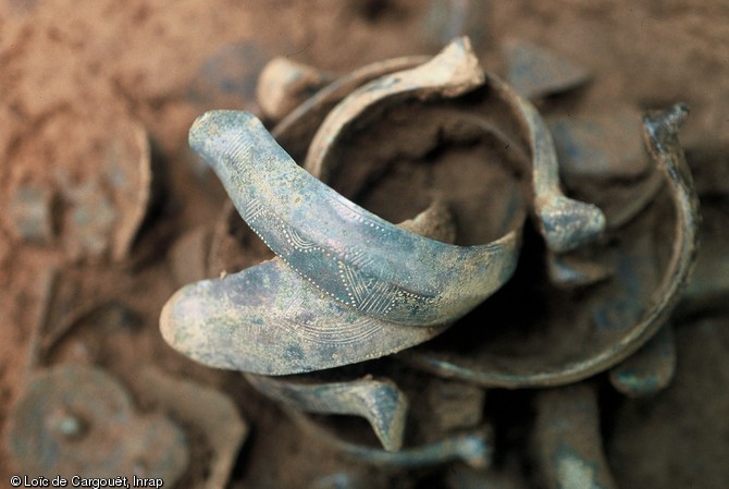 Détail de bracelets en cours de dégagement du dépôt de l'âge du Bronze final découvert à Saint-Priest (Rhône) en 2000. Ce dépôt n' a pas été fouillé in situ mais en laboratoire, dans les locaux de l'atelier de restauration de Saint Romain-en-Gal.