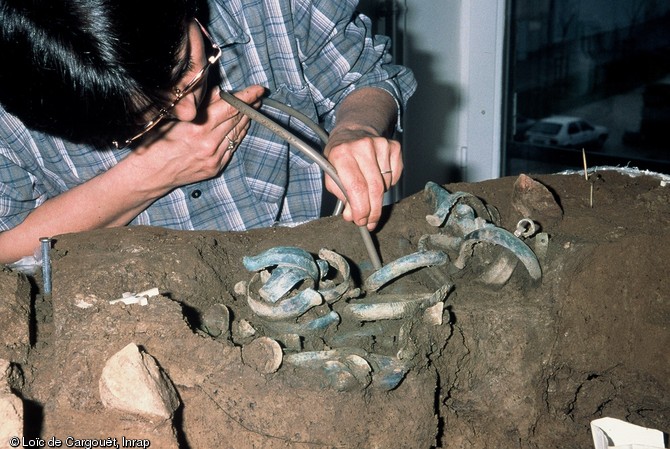 Fouille en laboratoire, dans les locaux de l'atelier de restauration de Saint Romain-en-Gal, du dépôt de l'âge du Bronze final découvert à Saint-Priest (Rhône) en 2000.