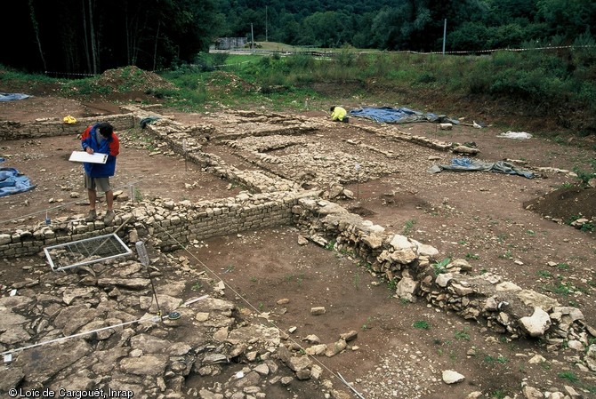 Relevé des vestiges d'un bâtiment gallo-romain, Chevroches (Nièvre), 2001.  Une importante agglomération se développe à Chevroches entre les Ier et IVe s. de notre ère, à proximité de l'axe Autun (Augustodunum) - Entrains-sur-Nohans(Intaranum).