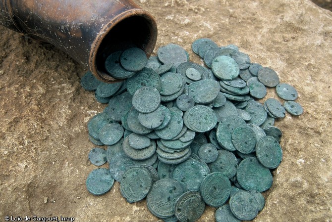 Reconstitution de la découverte de l'un des deux trésors monétaires du site.