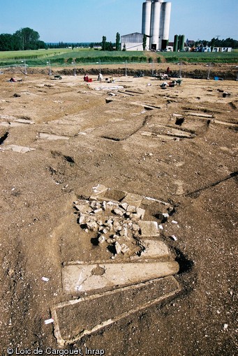 Vue de la nécropole mérovingienne de Ligny-Le-Châtel (Yonne) en cours de fouille. Daté de la fin du VI à la fin du VIIème siècle ce site a été fouillé en 2005.