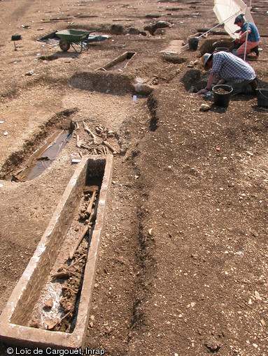 Un sarcophage ouvert sur la nécropole mérovingienne de Ligny-le-Châtel en cours de fouille en 2005. 