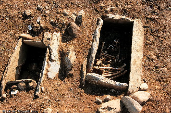Deux tombes à ciste en pierre contenant plusieurs squelettes, nécropole de Thonon-les-Bains (Haute-Savoie), 2002.  Cette nécropole datée du néolithique moyen (4500-3300 avant notre ère) est intégralement préservée et comporte environ 150 tombes.  