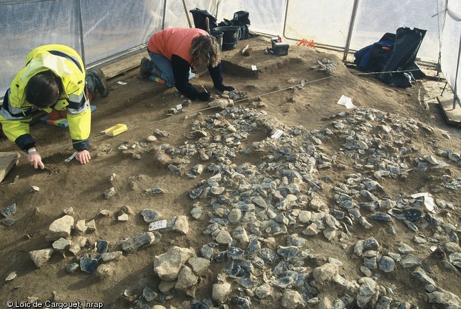 Fouille fine d'un niveau magdalénien sur le site de « La Croix de Bagneux » à Mareuil-sur-Cher (Loir-et-Cher) en 2004-2005. 