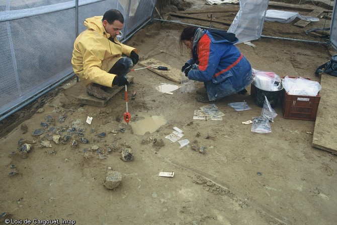 Relevé d'un amas de débitage appartenant aux niveaux aurignaciens sur le site de « La Croix de Bagneux » à Mareuil-sur-Cher (Loir-et-Cher) en 2004-2005. 