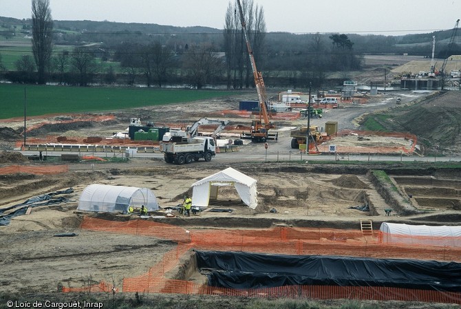 Vue générale du site de « La Croix de Bagneux » à Mareuil-sur-Cher (Loir-et-Cher) fouillé en 2004-2005 avec à proximité le chantier de construction du viaduc du Cher.  Le site a livré une séquence exceptionnelle d'occupations du Paléolithique supérieur et du Mésolithique avec des niveaux attribués a l'Aurignacien (30 000 B.P.), au Gravettien (25 000-23 000 B.P.) et au Magadalénien (17 000 B.P.).  