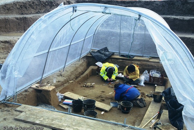 Vue générale de la fouille d'un niveau gravettien en fond de tranchée sécurisée sur le site de « La Croix de Bagneux » à Mareuil-sur-Cher (Loir-et-Cher) en 2004-2005.