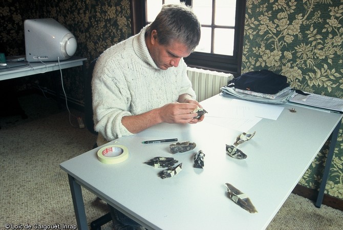 Remontage de lames de silex sur des nucléus gravettiens provenant du site de « La Croix de Bagneux » à Mareuil-sur-Cher (Loir-et-Cher) en 2004-2005.