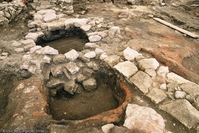 Puits perdu ou citerne du XVIIe s. des jardins de l'abbaye Notre-Dame de Nevers (Nièvre) en cours de dégagement, 2004.Cette structure perce les sols et les murs d'un très grand bâtiment de la fin du IXe siècle. Il s'agit peut-être de l'ancien  palais des hôtes  associé au monastère carolingien.