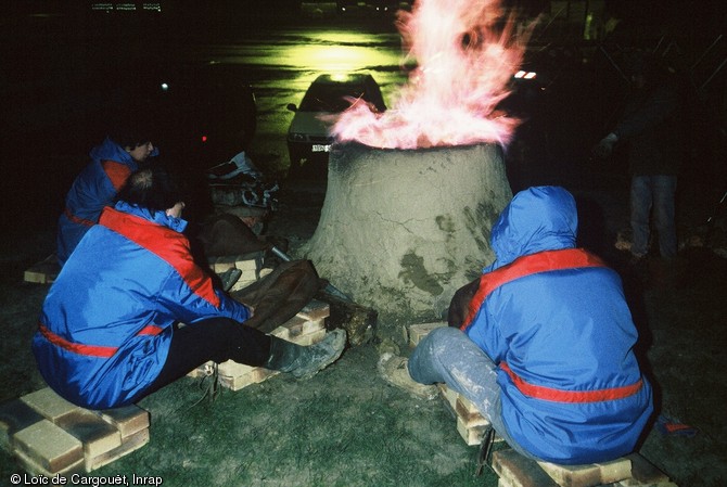 Réduction expérimentale du minerai de fer dans un four à scories coulées réalisé dans le cadre d'une journée d'expérimentation de la métallurgie du fer en novembre 1999 à Montargis (Loiret).  C'est à l'aide de soufflets qu'est activée la combustion à l'intérieur du four. 