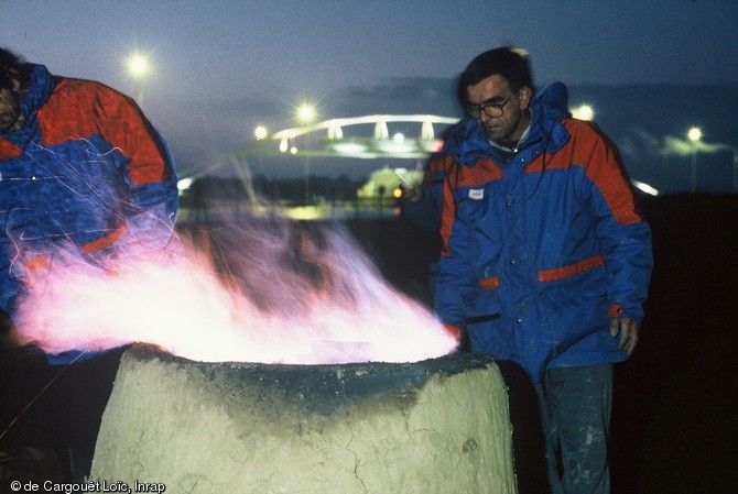 Flammes s'échappant par le geulard d'un four en pleine chauffe réalisé dans le cadre d'une journée d'expérimentation de la métallurgie du fer en novembre 1999 à Montargis (Loiret). 