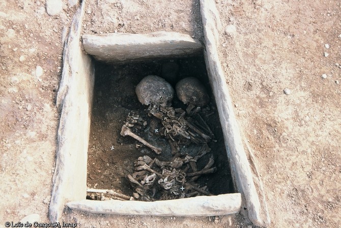 Une sépulture en coffre de pierre où ont été déposés deux individus sur la nécropole du Néolithique moyen de Thonon-Les-Bains fouillée en 2004.