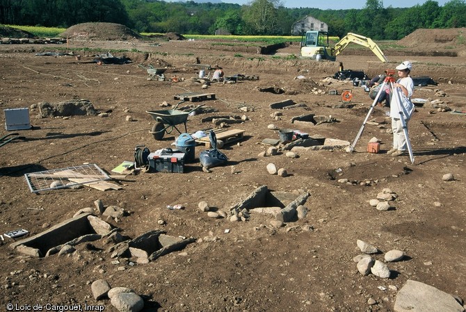 Vue générale du chantier en cours de fouille sur la nécropole du Néolithique moyen de Thonon-Les-Bains (Haute-Savoie) fouillée en 2004. Environ 130 coffres en bois ou en pierre ont été trouvés.