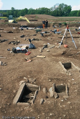 Vue générale du chantier en cours de fouille sur la nécropole du Néolithique moyen de Thonon-Les-Bains (Haute-Savoie) fouillée en 2004. Au premier plan des tombes en coffre de pierre de type  Chamblandes .
