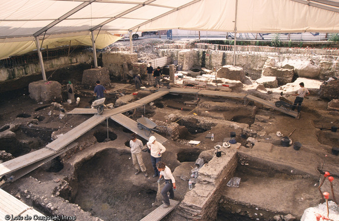Vue générale du chantier : les niveaux antiques sont en cours d'étude. Cette opération a révèlé des vestiges multiples, échelonnés sur près de vingt siècles d'histoire.