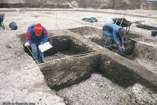 Fouille d'une tombe à char datant du IVe siècle avant notre ère, Reims, 2001. 