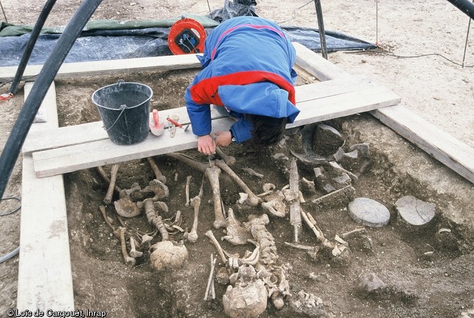 Fouille d'une tombe à char datée du IVe siècle avant notre ère, Reims, 2001. Deux personnages ont été inhumés avec un dépôt d'armes et de la vaisselle en céramique.