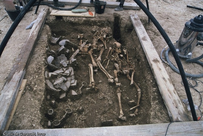 Fouille d'une tombe à char datée du IVe siècle avant notre ère, Reims, 2001. Deux personnages ont été inhumés avec un dépôt d'armes et de la vaisselle en céramique.