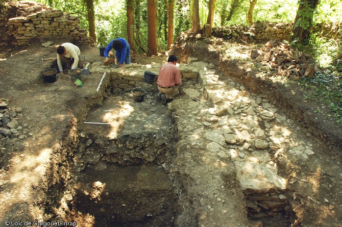 Vue générale de la fouille de la zone 1 à Martailly-les-Brancion (Saône-et Loire) en 2006.  Au premier plan se trouve un angle d'une construction de la fin du Moyen-Âge (XIVe -XVe siècles) ; au second plan, à gauche, le mur d'enceinte médiéval du village.