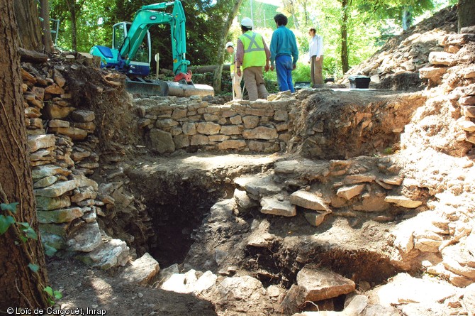 Fouille des structures de construction de la zone 1 sur le site du village de Brancion à Martailly-les-Brancion (Saône-et-Loire) en 2006.  Au second plan on distingue les archéologues suivant le travail de la pelle mécanique.