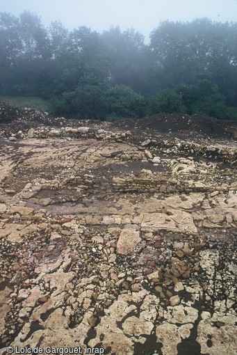 Vue générale de l'établissement rural mérovingien de Pratz (Jura) daté du VIIe s. de notre ère dont les fouilles se sont déroulées en 2000 et 2002. L’établissement se compose d’une importante bâtisse en pierre constituant la partie résidentielle et d'un second bâtiment abritant des activités métallurgiques notamment une forge.