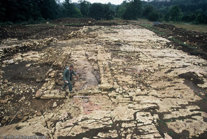 Vue générale de l'établissement rural mérovingien de Pratz (Jura) daté du VIIe s. de notre ère dont les fouilles se sont déroulées en 2000 et 2002. L’établissement se compose d’une importante bâtisse en pierre constituant la partie résidentielle et d'un second bâtiment abritant des activités métallurgiques notamment une forge.