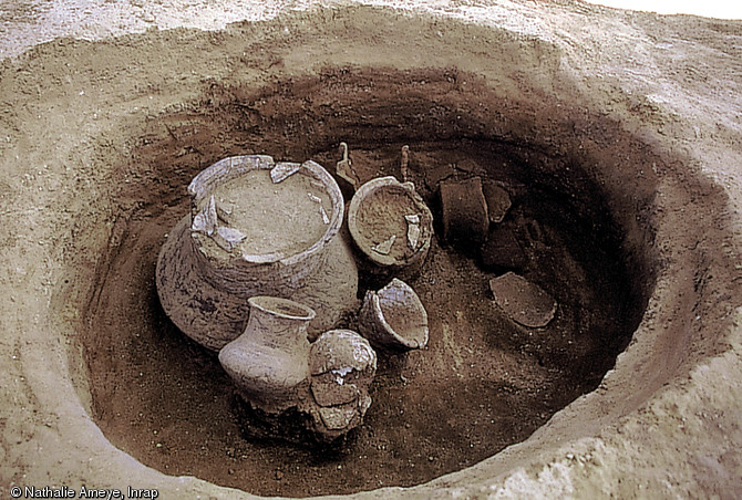 Urne cinéraire en céramique avec vases accessoires provenant d'une tombe de la nécropole de la Croix Saint-Jacques à Marolles-sur-Seine (Seine-et-Marne) datée de l'âge du Bronze final (entre 1100 et 900 avant notre ère) et fouillée à l'été 1997.  
