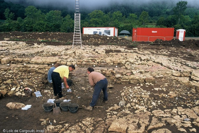 Etablissement rural mérovingien de Pratz (Jura) daté du VIIe s. de notre ère dont les fouilles se sont déroulées en 2000 et 2002.