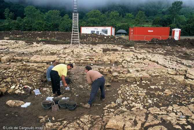 Etablissement rural mérovingien de Pratz (Jura) daté du VIIe s. de notre ère dont les fouilles se sont déroulées en 2000 et 2002.