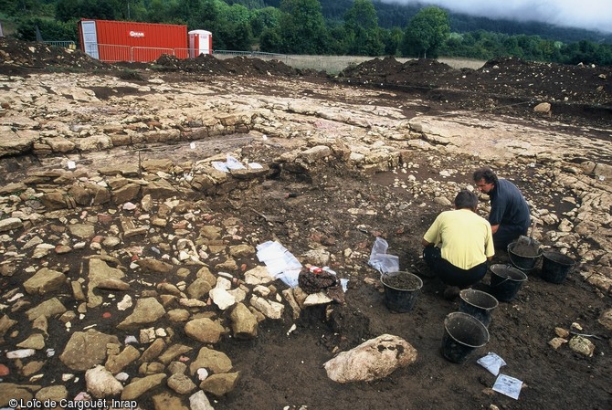 Vue générale de l'établissement rural mérovingien de Pratz (Jura) daté du VIIe s. de notre ère dont les fouilles se sont déroulées en 2000 et 2002.