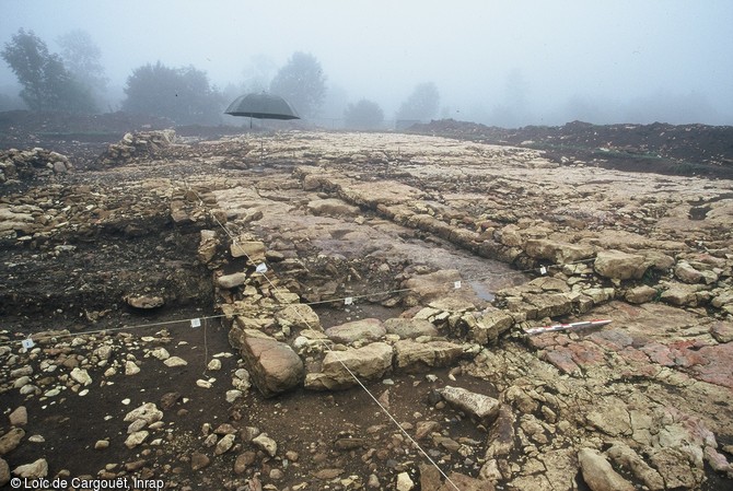 Vue générale de l'établissement rural mérovingien de Pratz (Jura) daté du VIIe s. de notre ère dont les fouilles se sont déroulées en 2000 et 2002.