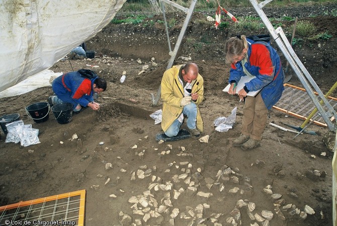 Relevé de l'un des ateliers de taille du campement mésolithique final de La Presle à Lhéry (Marne), 2001.  La fouille fine a permis de dégager des milliers de fragments de silex.