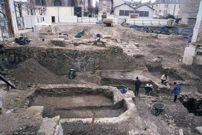 Fouille à l'emplacement de la future médiathèque de Reims (Marne), 2000.  Les vestiges exhumés couvrent une période qui s'étend du premier siècle avant notre ère jusqu'à la première guerre mondiale. Les niveaux antiques sont particulièrement intéressants : ils permettent de retracer l'évolution de cette grande ville de l'Empire, entre le Ier et le IVe s. de notre ère. 