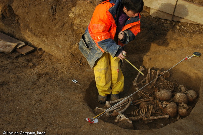 Vue d'une sépulture collective en cours de fouille sur le site de Bréviandes (Aube), datée de la fin du Neolithique et présentée lors d'une journée de visite de presse le 7 décembre 2006. 